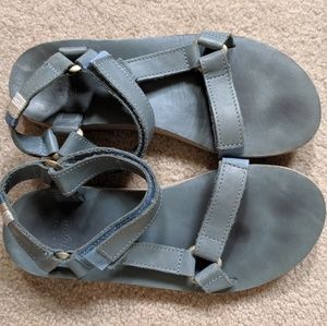 Women's tevas size 9